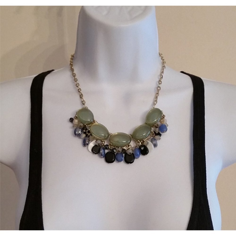 𝅺Green faux gemstone elegant dressy statement bib bejeweled chain necklace.